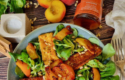 Feldsalat mit gebratenem Pfirsich und Halloumi