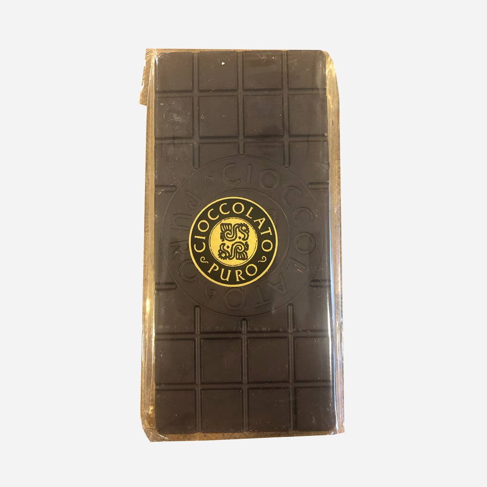 Dunkle Schokolade mit Gittermuster, verpackt in durchsichtiger Schutzfolie, gold-schwarzes Emblem, "Best of Salutarissimo"-Bundle.