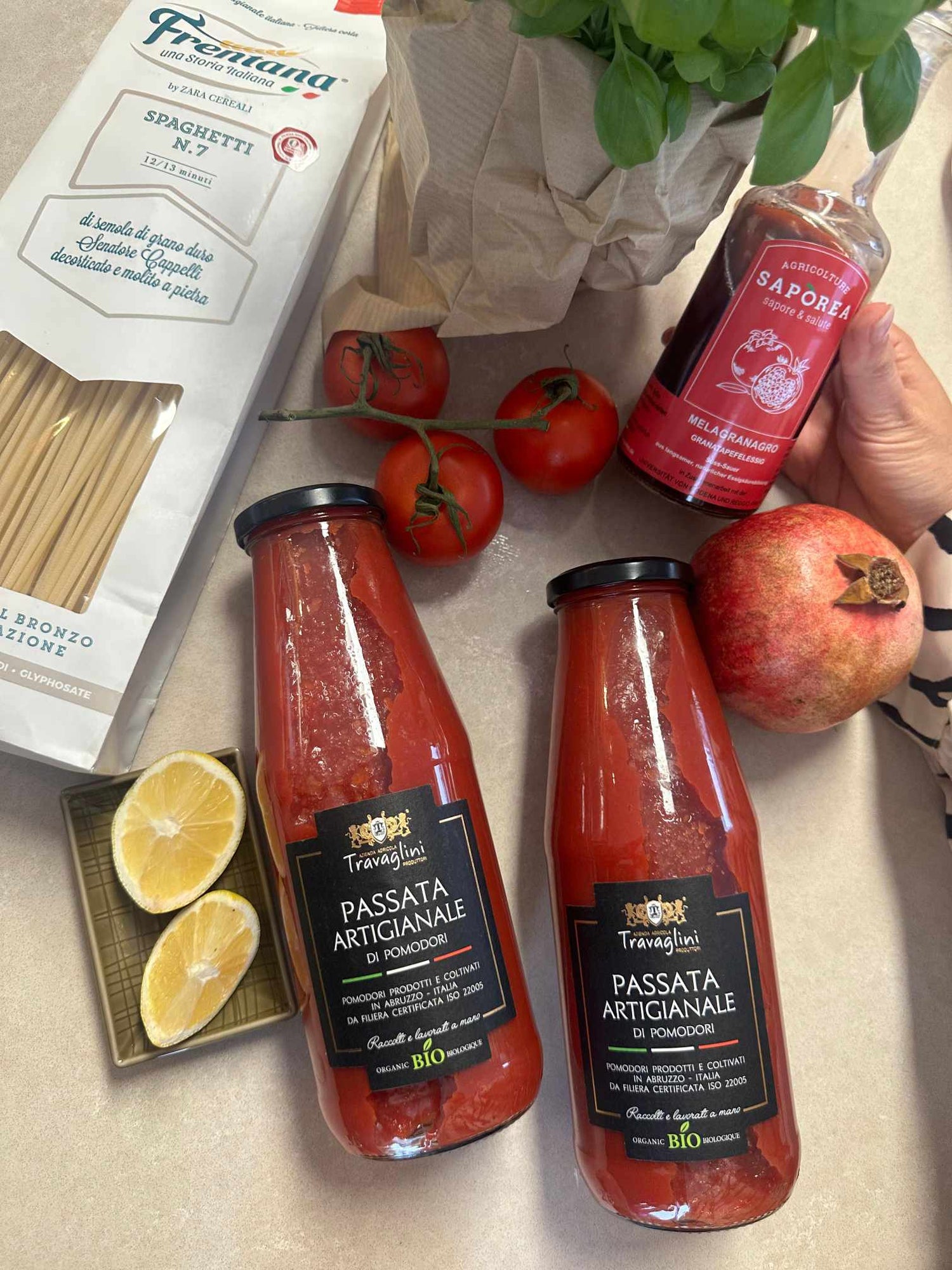 Italienische Kochbox mit Spaghetti, handwerklicher Tomatensauce, frischen Tomaten, Granatapfel, Basilikum, Zitrone, roter Würze.