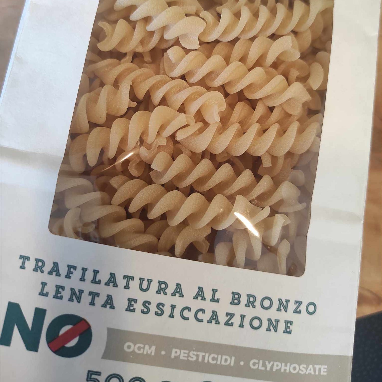 Pasta aus Urgetreide, Fusilletti, 500g Packung mit italienischen Farben, zeigt spiralförmige Fusilli-Nudeln.
