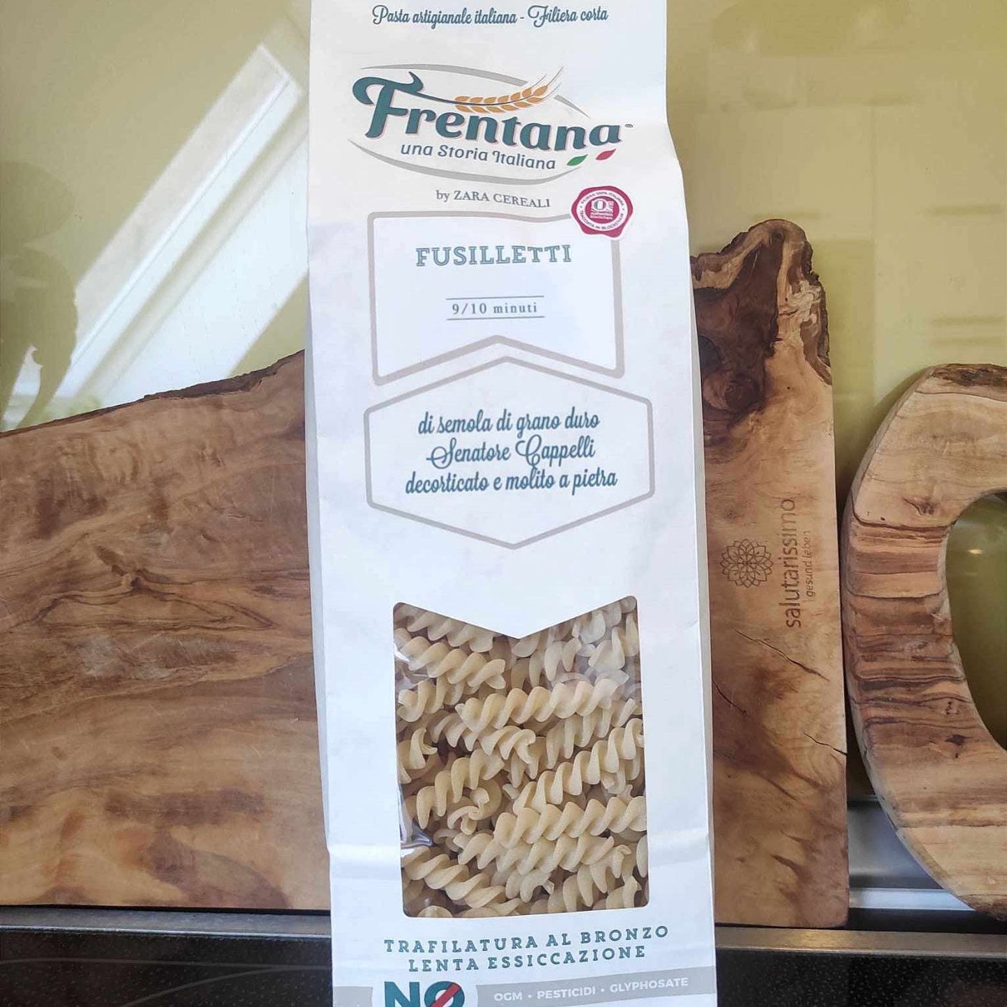 Pasta aus Urgetreide, Fusilletti, 500g Packung mit italienischen Farben, zeigt spiralförmige Fusilli-Nudeln.