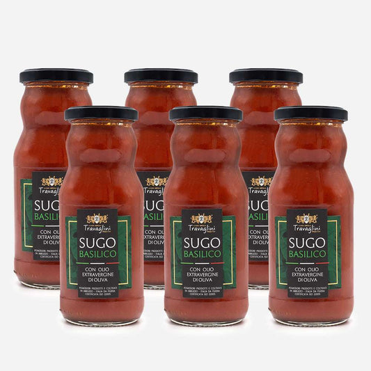 Sechs Gläser Fertige Tomatensoße mit Basilikum, je 350g, vor weißem Hintergrund, präsentieren die Etiketten der Soßen.