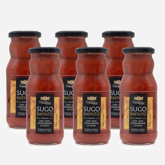 Sechs Flaschen Tomatensoße Rafinto, klassische Tomatensoße mit Gemüse, je 350g, in zwei Reihen auf schlichtem Hintergrund.