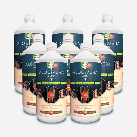 Aloe Vera aktiv Direktsaft, 8 Flaschen zu je 1000ml, in zwei Reihen angeordnet, blaue und weiße Etiketten, Natursaftprodukt.