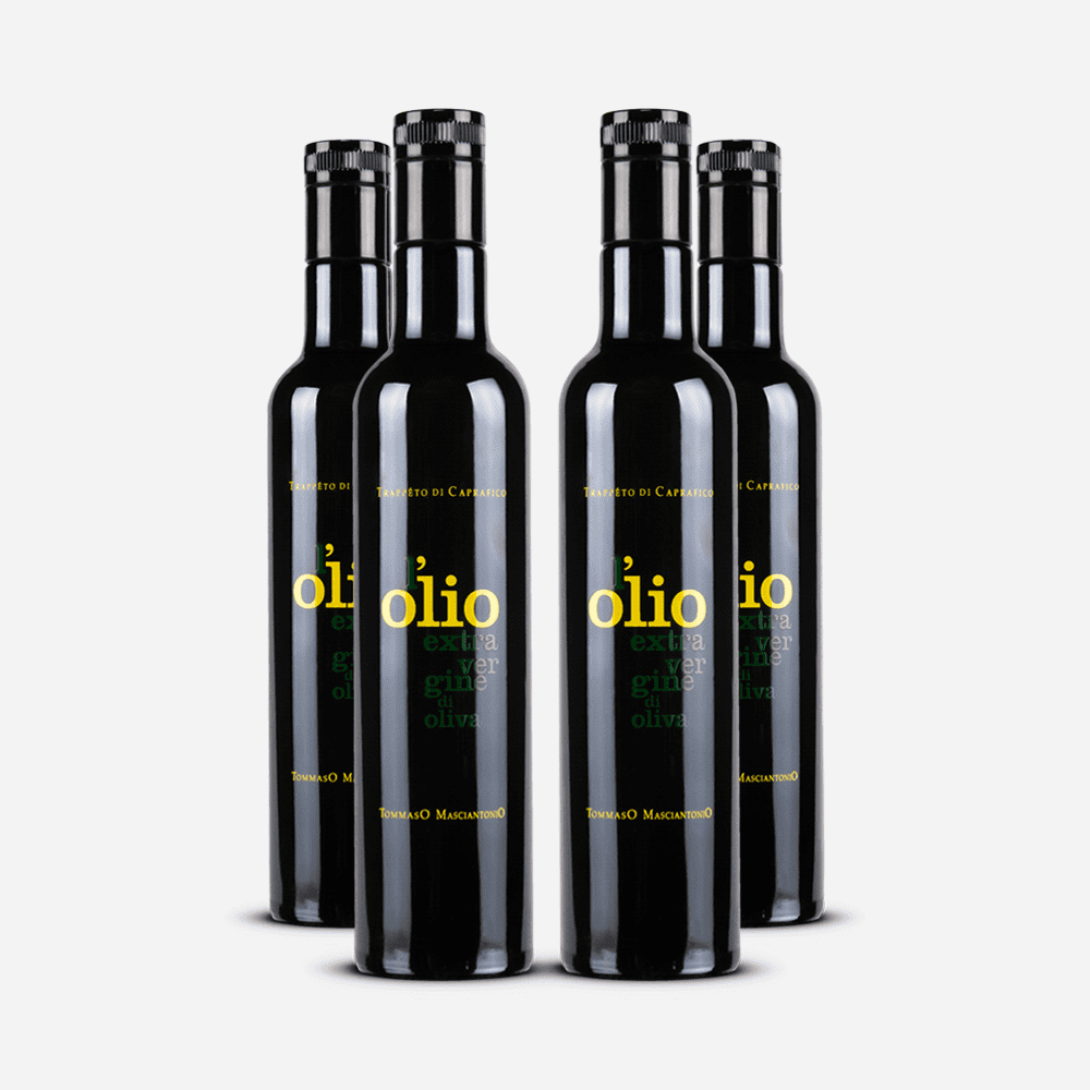 Vier Flaschen natives Olivenöl extra mit der Aufschrift „olio extra vergine oliva“, die in einem Set vor einem schlichten Hintergrund stehen.