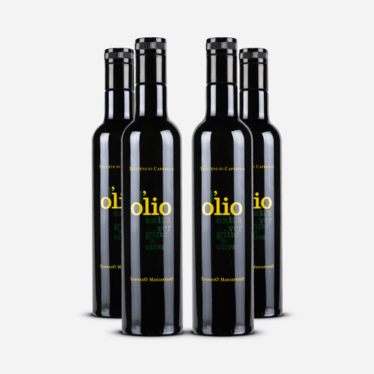 Vier Flaschen natives Olivenöl extra mit der Aufschrift „olio extra vergine oliva“, die in einem Set vor einem schlichten Hintergrund stehen.