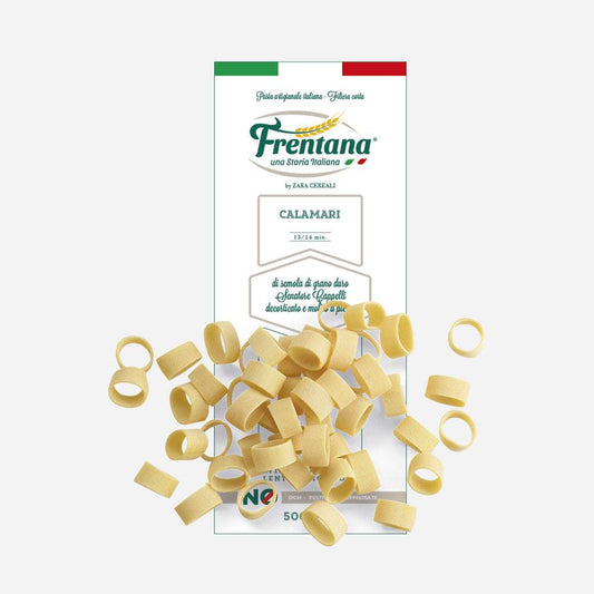 Ringförmige Pasta aus Urgetreide, Calamari, 500g, vor weißem Hintergrund, Verpackung mit italienischer Dekoration.