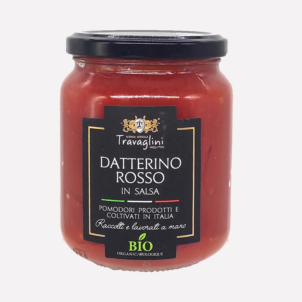 Glas mit Etikett "Datterino Rosso in Salsa, 350g, Bio", gefüllt mit roter Bio-Tomatensauce, vor weißem Hintergrund.
