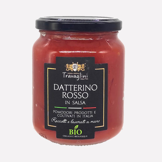 Glas mit Etikett "Datterino Rosso in Salsa, 350g, Bio", gefüllt mit roter Bio-Tomatensauce, vor weißem Hintergrund.
