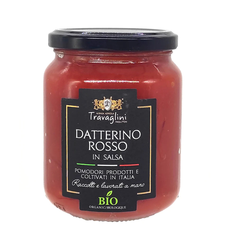 Ein Glas "Datterino Rosso in Salsa" mit schwarzem Etikett, als Teil eines Feinkost Geschenksets, enthält Bio-Tomaten aus Italien.