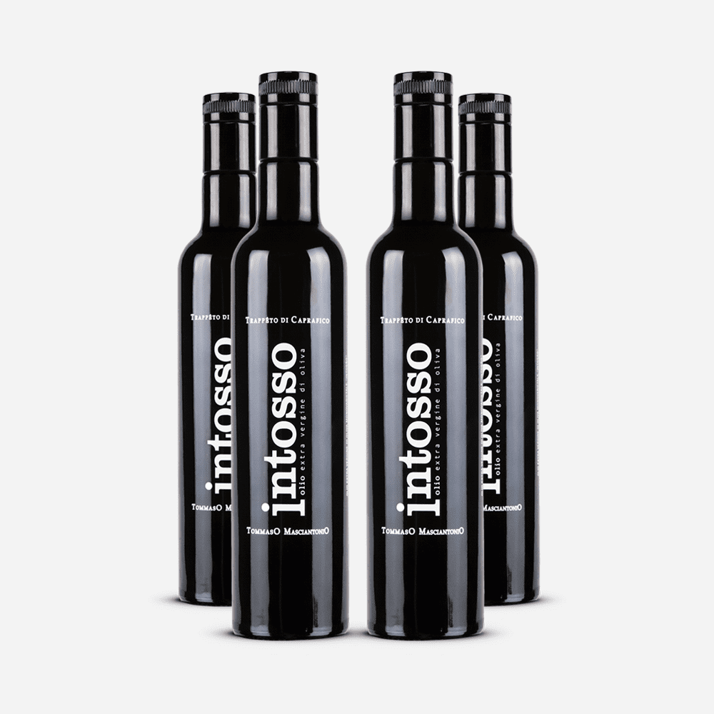 Vier schlichte schwarze Flaschen Extra Vergine Olivenöl „INTOSSO“, elegant nebeneinander auf einem schlichten Hintergrund angeordnet.