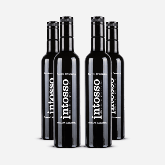 Vier schlichte schwarze Flaschen Extra Vergine Olivenöl „INTOSSO“, elegant nebeneinander auf einem schlichten Hintergrund angeordnet.