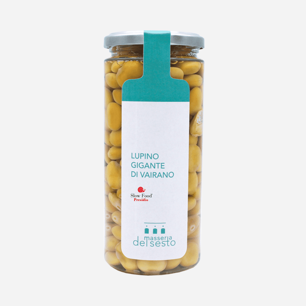 Glas mit Lupinen aus Vairano, 370 g, mit italienischem Etikett, das pralle Lupinen in Salzlake zeigt, Glas, weißer Hintergrund.