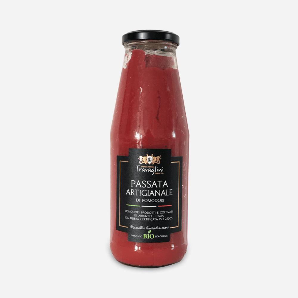 Glasgefäß mit Bio-Tomatenpüree mit der Aufschrift „Passata Artigianale di Pomodori“, schwarzes Etikett mit goldenen Akzenten, 420 g, Bio.