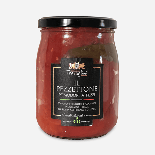 Ein Glas mit der Aufschrift „Il Pezzettone“, gefüllt mit gehackten Tomaten, mit Bio-Siegel und schwarz-goldenem Design.