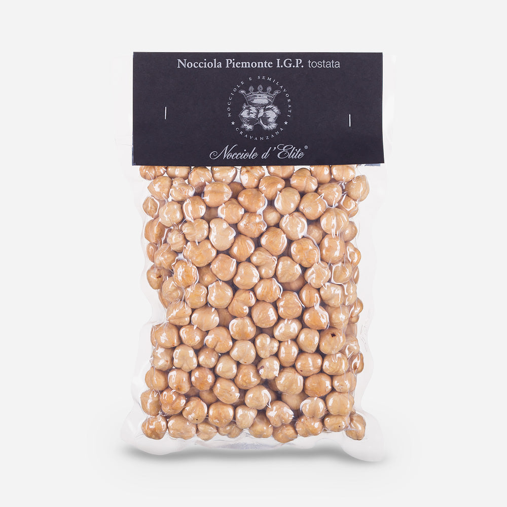 Elegante Geschenkverpackung mit gerösteten Nocciola Piemonte I.G.P. Haselnüssen, schwarzes Etikett mit stilvollem Logo und Produktnamen.