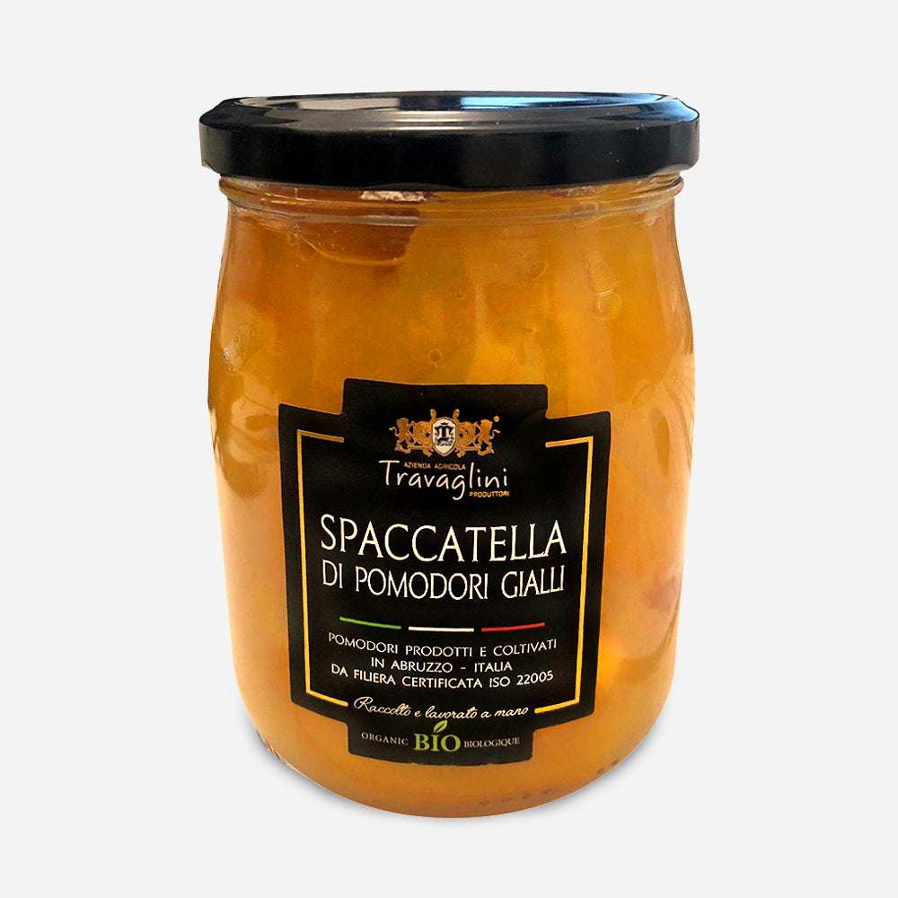 Ein Glas mit Bio-Datterino Gelbe Tomaten, gestückelt, schwarzer Deckel, schwarzes Etikett mit goldener Aufschrift, 520g.