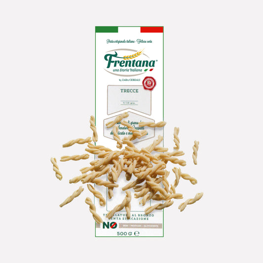 Verpackung von „Pasta aus Urgetreide, Trecce, 500g“ mit italienischem Logo, gedrehte Nudeln verstreut auf weißem Hintergrund.