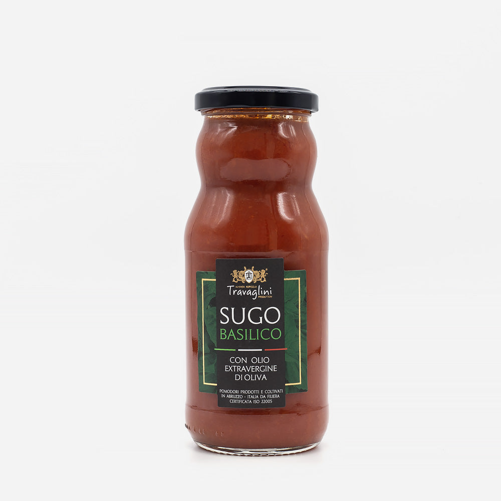 Ein Glas mit Travaglini Sugo Basilico Sauce mit grünem Etikett, gefüllt mit Tomaten-Basilikum-Sauce, auf weißem Hintergrund.