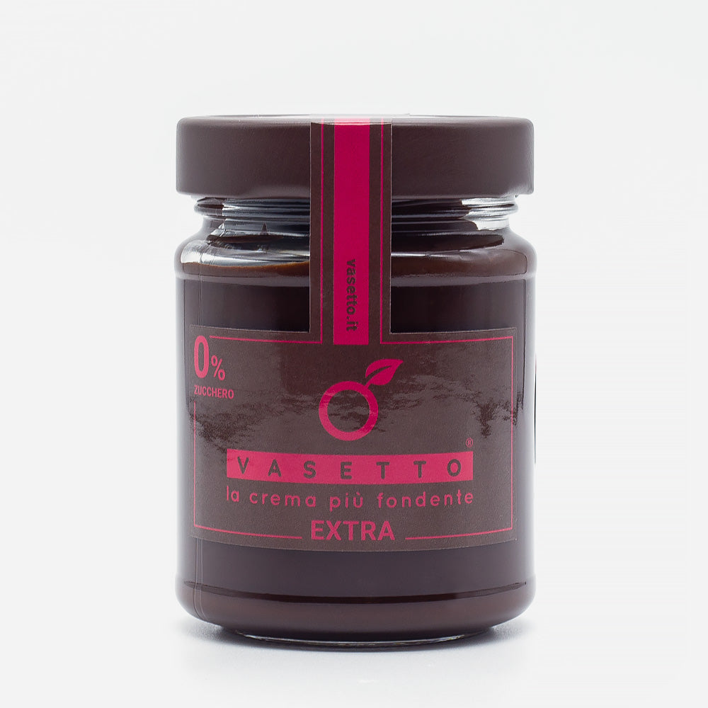 Glas mit Cashew-Schokoladencreme 0% Zucker, dunkelbrauner Deckel, rotes Etikett mit Aufschrift „EXTRA“, rote Akzente.