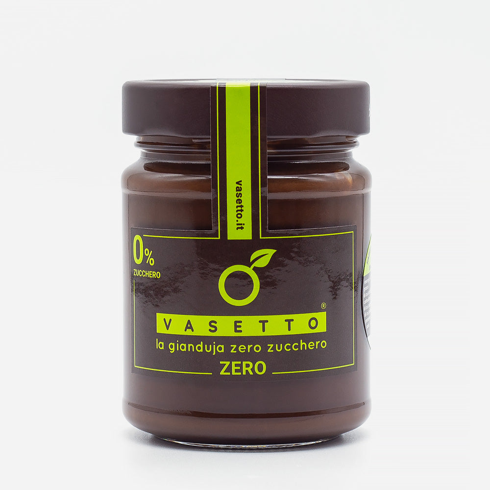 Dunkelbraunes Glas mit grünem Etikett, Aufschrift "Vasetto", betont "0% Zucker", enthält zuckerfreie Haselnusscreme "la gianduja".