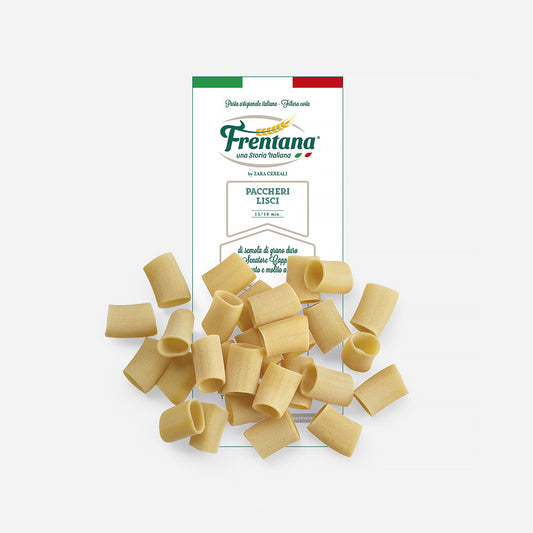 Paccheri lisci aus Urgetreide, 500g Packung. Glatte, beige Pasta-Röhren ausgebreitet vor der italienischen Verpackung.