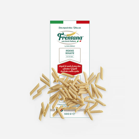 Verpackung von aus Urgetreide, Penne Vollkorn, 500g mit verstreutem Penne. Italienische Flagge auf Etikett.