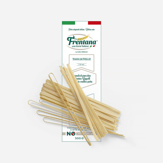 Tagliatelle-Nudeln aus alten Getreidesorten, verpackt in einer 500-g-Schachtel, mit ungekochten Nudeln auf weißem Hintergrund.