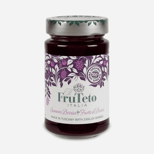 Ein Glas Il Frutteto Italia Summer Berries Marmelade mit einem Etikett, das violette Beeren zeigt und auf bio, natürliche Zutaten hinweist.