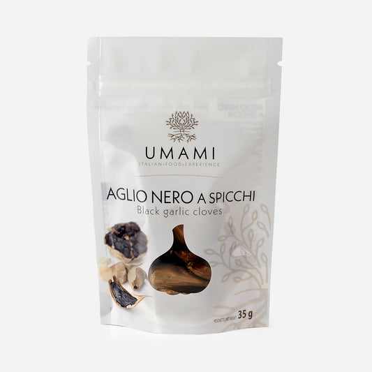 Eine 35g Packung schwarzer Knoblauchzehen, stilvolles Design, schwarzer Knoblauch auf Etikett, transparentes Fenster zeigt Inhalt.